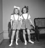 Sjöströms Fabriksbod. Mannekänguppvisning i Stadshuset. April 1946



