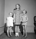 Sjöströms Fabriksbod. Mannekänguppvisning i Stadshuset. April 1946


