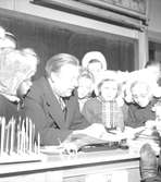 Eric Bengtsson. Kapellmästare leder musikunderhållning. Januari 1946
Reportage för Arbetarbladet



