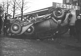 Bilkollision på Bergsgatan. Den 15 April 1944





