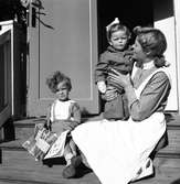Hakonbolaget,Västerås. Fru Hedfors med barn. Den 12 Augusti 1941



