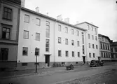 Bostadshus på Kaserngatan 58 i kv Reval. Tvärgatan till höger är Södra Kopparslagargatan. November 1939.