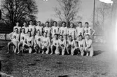 Stadslöpningen. Två segrande GIF-lag. 1939. Överst lag I med från vänster: Rune Bergman, Olle Olsson, Ale Thalén, Erland Asplund, Rune Olsson, Bertil Larsson, Torkel Lundkvist, Arne Bergqvist, Erik Arwidsson och Gösta Wernmark. Knästående lag II: Lennart Fredén, Olle Olsson, Ivar Tröjbom, Ingemar Eklund, Arne Karlsson, Erik Eriksson, Sture Öijving, Uno Thunberg, Olle Forsman och Nore Johansson. Reportage för Gefle Dagblad

