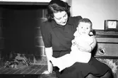 Fru Birgitta Ekman med gossen, Forsbacka. Den 15 Januari 1942
