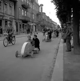 KFUM:s Pojkracertävling. September 1944. Vet ej vilket foto i serien som texten tillhör: Bo Strömberg, Sandviken: Mannen överst till höger är Bert Strömberg f 1917 död 1983. Denna lådbil fanns till mitten av 50-talet på 4:e Tvärgatan och användes av oss barn som leksak. Bil nr 7 Coryfin / Pix AB

