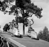 KFUM:s Pojkracertävling. September 1944. Vet ej vilket foto i serien som texten tillhör: Bo Strömberg, Sandviken: Mannen överst till höger är Bert Strömberg f 1917 död 1983. Denna lådbil fanns till mitten av 50-talet på 4:e Tvärgatan och användes av oss barn som leksak


