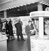 Konsum Alfas Varuhus. Vintersportutställning med SJ. Januari 1945
