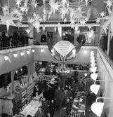 Konsum Alfa Varuhuset. Jubileumsjul. Rochdalefirande. Den 21 december 1844 lades grunden till den kooperativa av 28 vävare i den engelska staden Rochdale. December 1944


