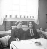 Formgivare och keramiker Maggie Wibom, till vänster, och hennes syster Helfrid Joachimsson på Lerviks gård som Helfrid och hennes man Carl arrenderade under 1930-talet. Under den perioden bodde även Maggie Wibom på gården.