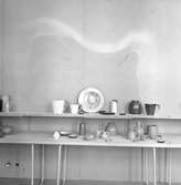 Foto från utställning på Konsthallen i Gävle hösten 1936 med formgivare och keramiker Maggie Wibom. Medutställare var målare Gretha Hansson.