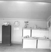 Foto från utställning på Konsthallen i Gävle hösten 1936 av formgivare och keramiker Maggie Wibom. Medutställare var målare Gretha Hansson.