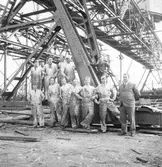 Målarmästare Östlund, målning av kranar. Juni 1937
