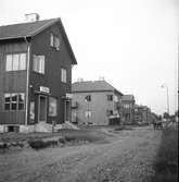 Reportage för Arbetarbladet. Diverse gårdar och byggen på Hälsingegatan i Gävle. Huset närmast i bild är Tobaksaffären på Hälsingegatan 7. Juli 1937.