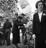 Reportage för Gefle Dagblad. Röda Korsbazar i landshövdingens trädgård på Slottet. Juni 1937
