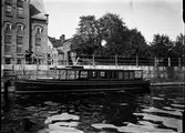 Båt vid kaj nedanför Sjömanskyrkan.





