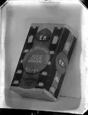 Fotat på Lindholms Klicheanstalt, Ruddammsgatan 15. Grundades 1911 av Herman Sandelin. Kaffe: Svea Blandning. Prima ångrostat.
Rosteri: Engwall, Hellberg & Co






