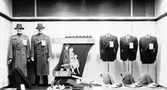 Herrklädesaffären Carl A. Ohlsons skyltfönster. Den 16 oktober 1942