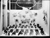 Gefle Galosch & Skoförsäljning. P. Åberg & Co grundade 1857 affärsrörelsen, som 1922 övertogs av Gefle Galosch & Skoförsäljnings AB, ett dotterbolag till Helsingborgs Gummifabriks AB. Galoschbolaget drev grosshandel för bland annat Tretorns gummiskor och -stövlar, läderskor (däribland Gevaliapjäxor) och artiklar till skomakerier. Firman hade även skoaffär på Drottninggatan 33. Den 30 september 1939.