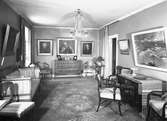 Konstnären Ecke Hedbergs hem i Kungsfors. Salongen med porträtt av Wilhelm Smith. För boken 
