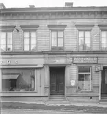 Fogelbergs Klädaffär, Lundbergs Skrädderi och Haglindhs Mode.

