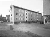 Den 20 december 1954. Folkskoleseminariet (dövstumsskolan)  i bakgrunden. Södra Stapeltorgsgatan och Arbetshusgatan.
