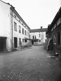 Den 4 oktober 1953. Gårdsexteriör.

