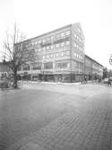 Den 17 oktober 1955. EPA-huset vid Stortorget med bl.a Fogelbergs Klädaffär, Gävle Vapen konditori och Centrum Radio-TV






