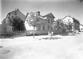 Huset i mitten är Erikbergsgatan 16, Gävle. Fotografen står i korsningen med 4:e Tvärgatan.
Den 9 juli 1955.