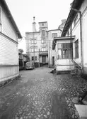 Gårdsplan på Brunnsgatan 58, kvarteret Fiskverket, Gävle.
Den 15 december 1954.