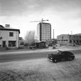 Bygge av höghus i bakgrunden






