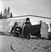 Pojkarna med sin lådbil. Sörby


