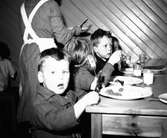 Finska flyktingbarn på regementet i Kungsbäck, Gävle, 1944.