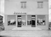 Konsum Alfa. Exteriör av matbutik.