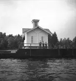 Badbrygga vid vatten.



