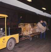 Lastning och lossning av post vid järnväg. Perrongtruck med släpvagn vid järnvägsvagn, 1960-talet.