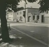 En nästan folktom Västra Långgatan i Borgholm.