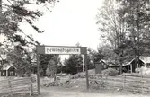 Den gärdsgårdsomgärdade entrén till Målilla Hembygdsgård som invigdes 1943.