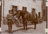 Bryggeriet Nordstjernan. Fodermästare Nilssons fosterson tillsammans med hästen Emmy, cirka 1900.