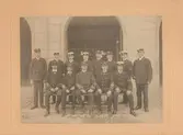 Kalmar brandkår. Yrkesbrandkåren i juli 1911. På fotot bär männen den dagliga tjänstedräkten.