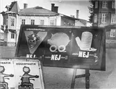 Rösta för eller emot högertrafik. Valaffisch för Nej.