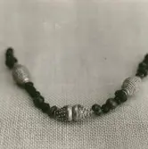Fornfynd. Halsband i filigran, och med pärlor.