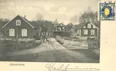 Vykort föreställande bygatan i Långaström, omkring 1903.