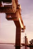 Här ser man hur Ölandsbron växer fram. Den började byggas 1968 och stod färdig hösten 1972. Bron byggdes från två håll och det var stora festligheter när man möttes mitt i Kalmarsund.