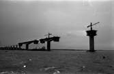 Här ser man hur Ölandsbron växer fram. Den började byggas 1968 och stod färdig hösten 1972. Bron byggdes från två håll och det var stora festligheter när man möttes mitt i Kalmarsund.