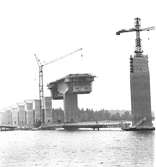 Här ser man hur Ölandsbron växer fram. Den började byggas 1968 och stod färdig hösten 1972. Bron byggdes från två håll och det var stora festligheter när man möttes mitt i Kalmarsund.