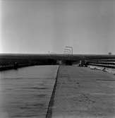 Ölandsbron byggs 1968-1972.
De sista arbetena; lyktstolpar och räcke sätts upp och vägbanan asfalteras.