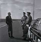 En man i samspråk med poliser när den färdigbyggda men inte invigda Ölandsbron visades för allmänheten.