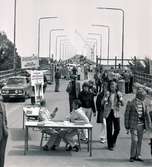 Stora folkmassor strömmade till när den färdigbyggda men inte invigda Ölandsbron visades för allmänheten.