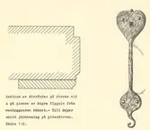 Ritning av sektion av dörrfoder, och ett smitt järnbeslag på ytterdörren.
