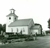 Böda kyrka och del av kyrkogården.